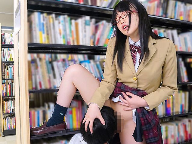 【女子校生×図書館】真面目そうなメガネ女子がパンチラでモーション掛けてくる！まんまと引っかかって館内でファック！